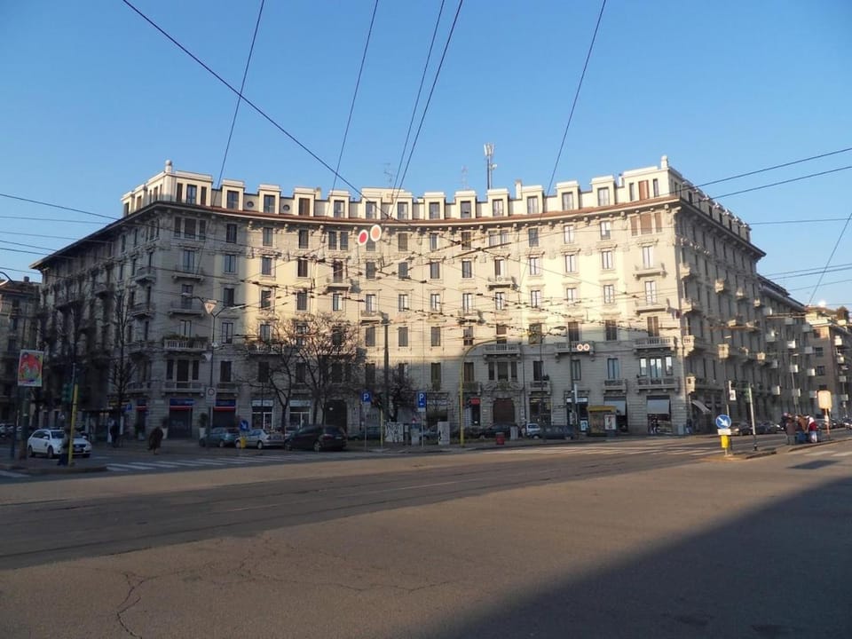 Central Station 5 min - Double bed Caiazzo 4 guests Wifi Apartment in Milan