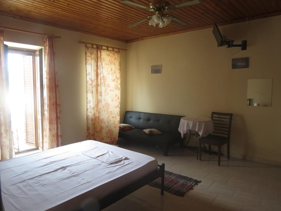 Day, Photo of the whole room