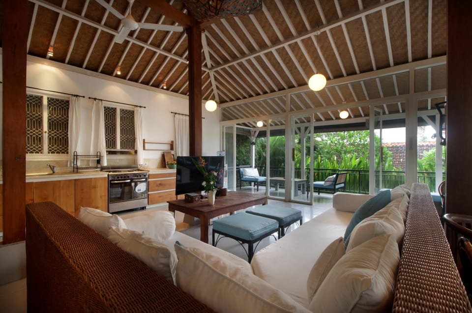 Kitchen or kitchenette, Living room, Seating area