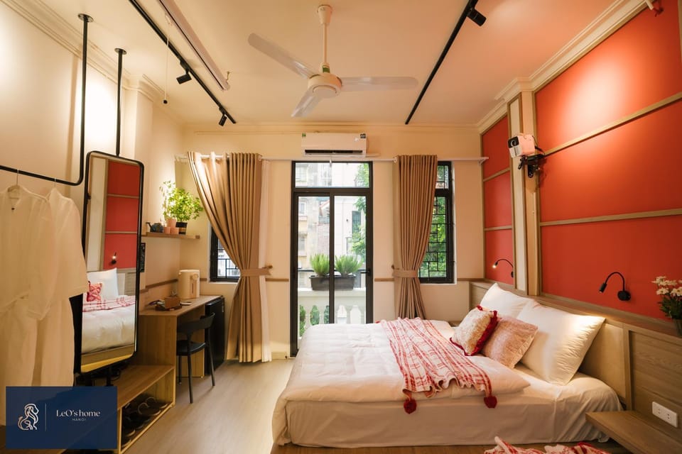 Bed, TV and multimedia, Living room, Photo of the whole room, Seating area, Bedroom, fireplace, wardrobe, air conditioner