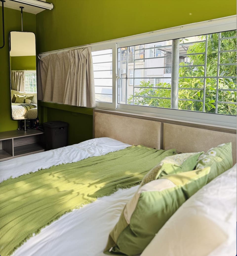 Bed, View (from property/room), Photo of the whole room, Quiet street view