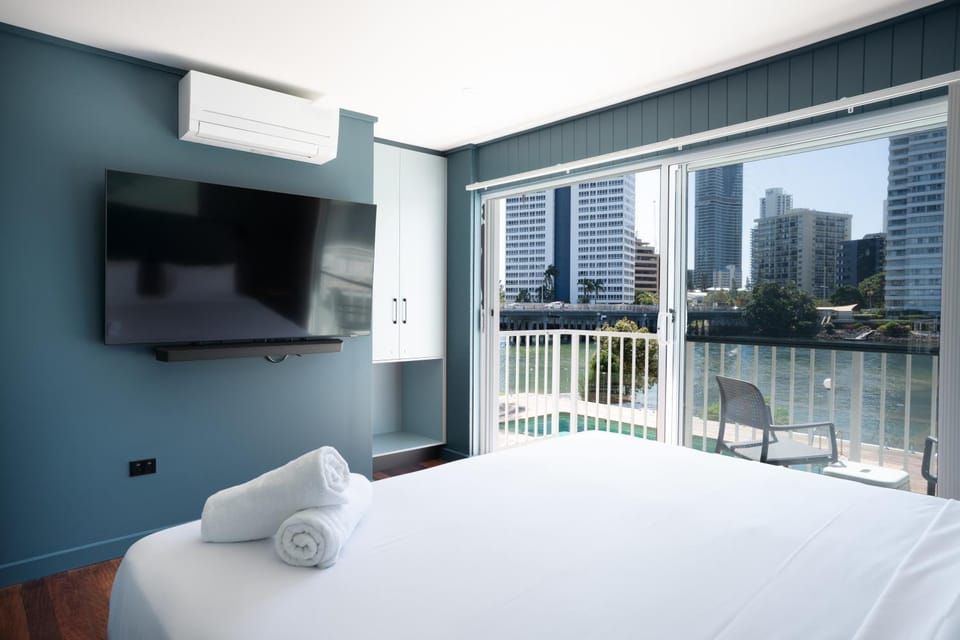 Bed, TV and multimedia, Balcony/Terrace, Bedroom, City view, towels, air conditioner
