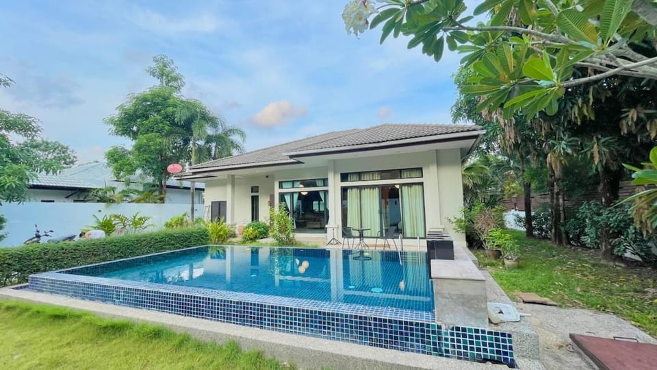 Property building, Garden view, Pool view