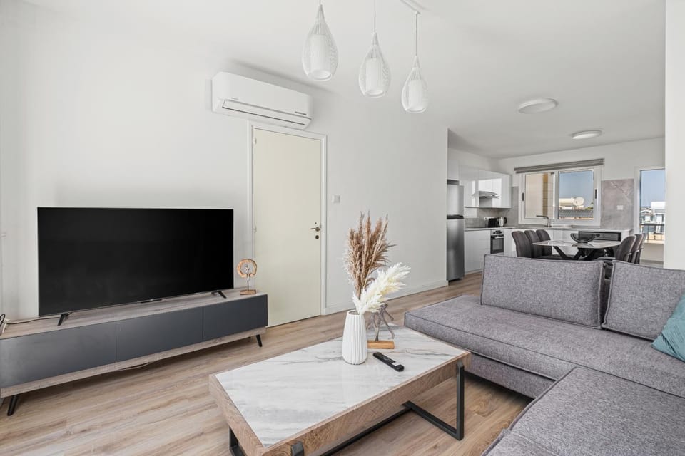 Kitchen or kitchenette, Living room, Seating area, Dining area, air conditioner