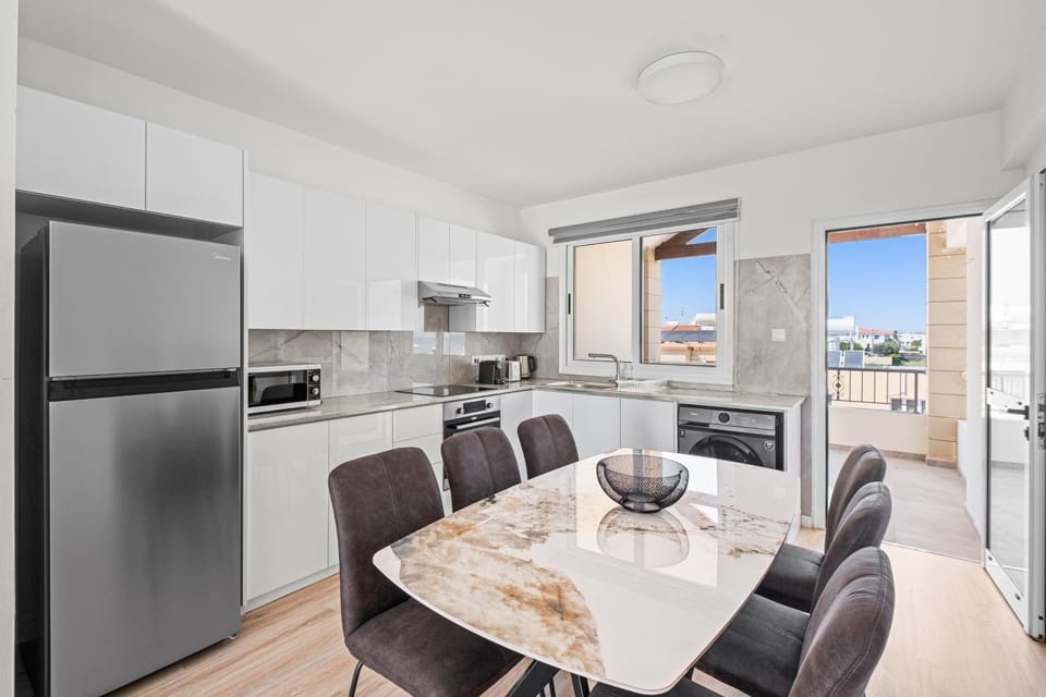 Kitchen or kitchenette, Dining area, oven, stove