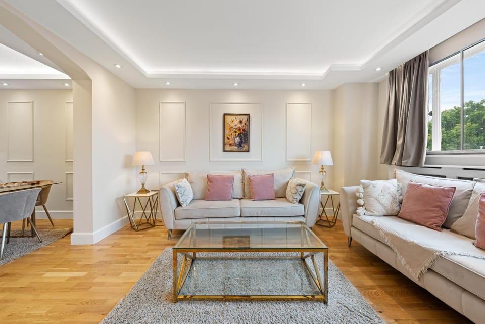 Upscale Comfort 3 Beds over Harrods Residence Apartment in City of Westminster