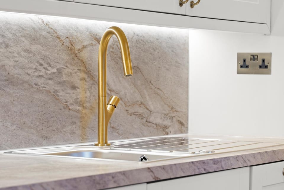 Upscale Comfort 3 Beds over Harrods Residence Apartment in City of Westminster