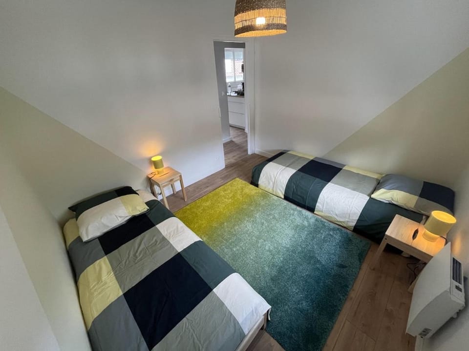 Photo of the whole room, Bedroom