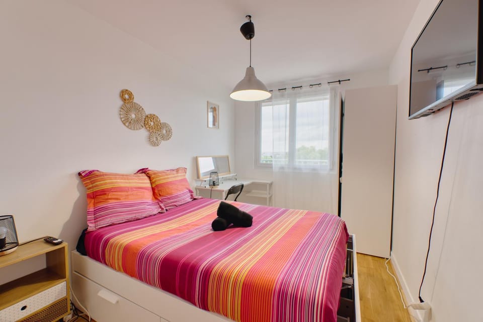 Bed, TV and multimedia, Bedroom