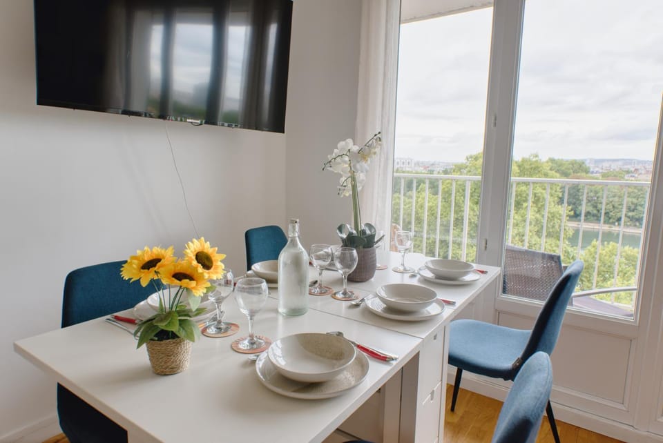 View (from property/room), Balcony/Terrace, Living room, Dining area