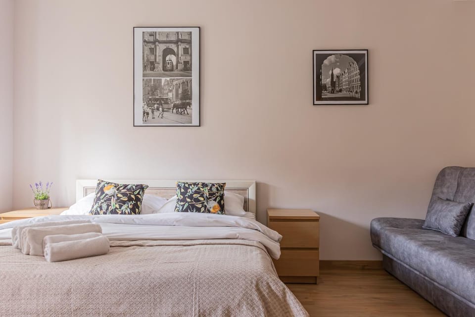 Bed, Photo of the whole room, Seating area, Bedroom