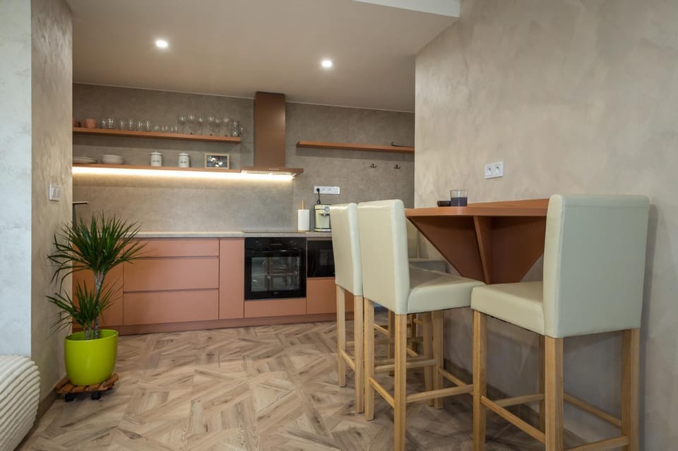 Kitchen or kitchenette, Dining area