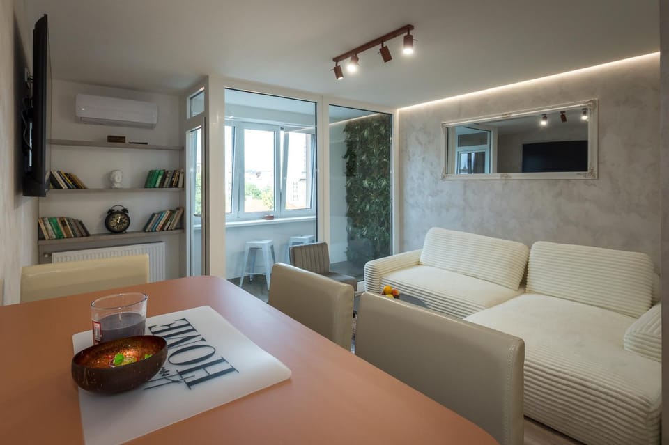 TV and multimedia, Living room, Seating area, Dining area