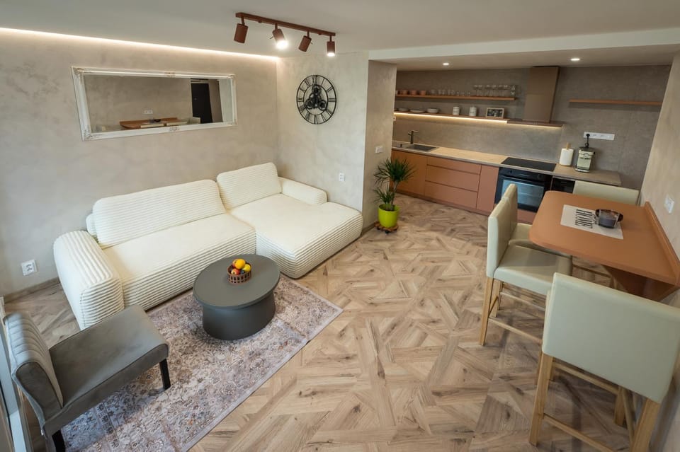 Coffee/tea facilities, Kitchen or kitchenette, Living room, Seating area, Dining area