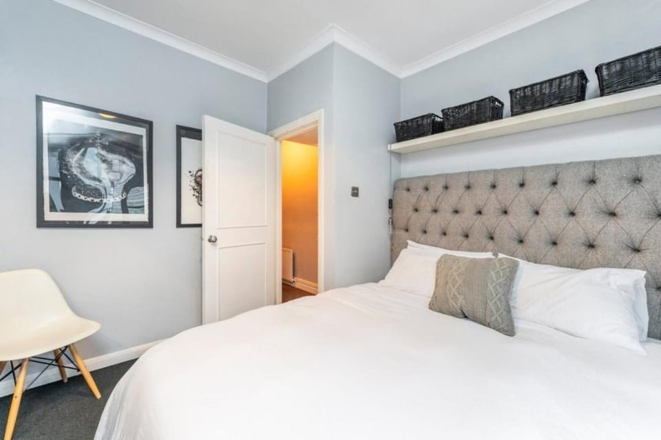 The Pink House Apartment in London Borough of Camden
