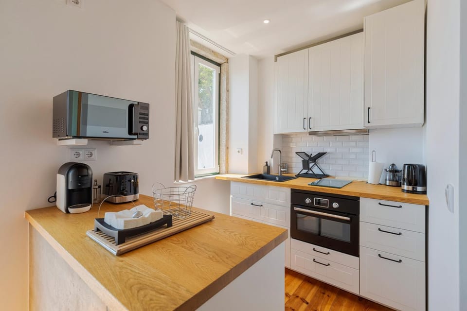 Coffee/tea facilities, minibar, oven, stove, toaster