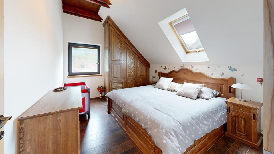 Bedroom, cot, wardrobe, air conditioner