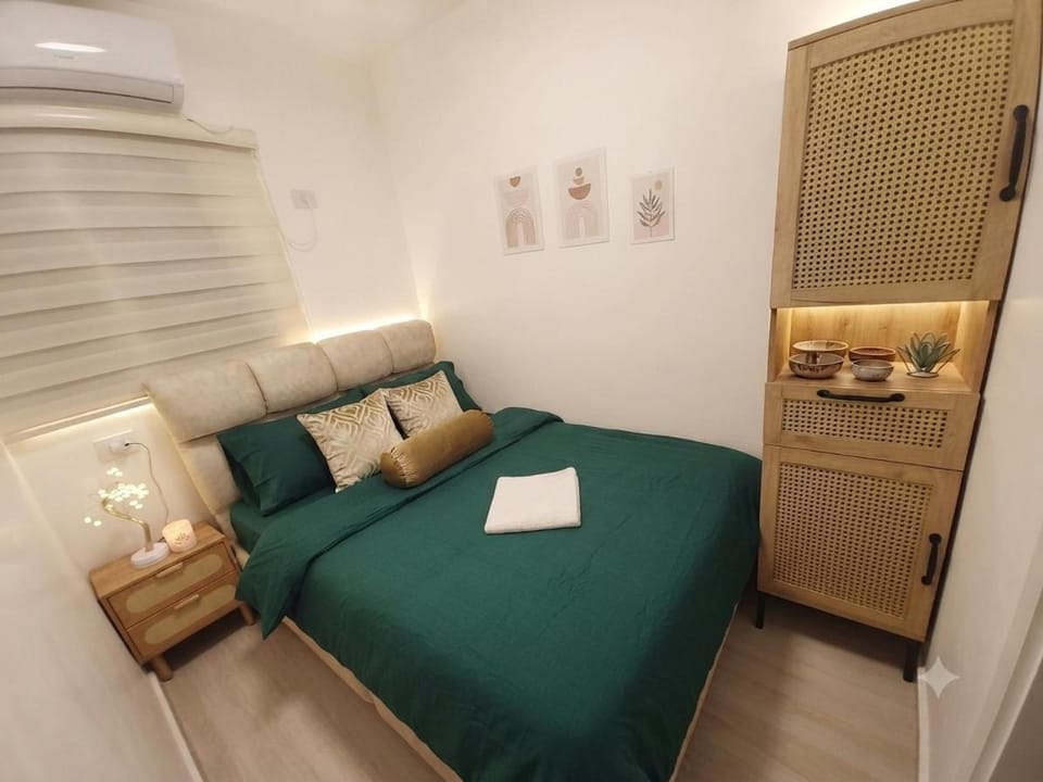 Bed, Living room, Photo of the whole room, Bedroom, towels, wardrobe