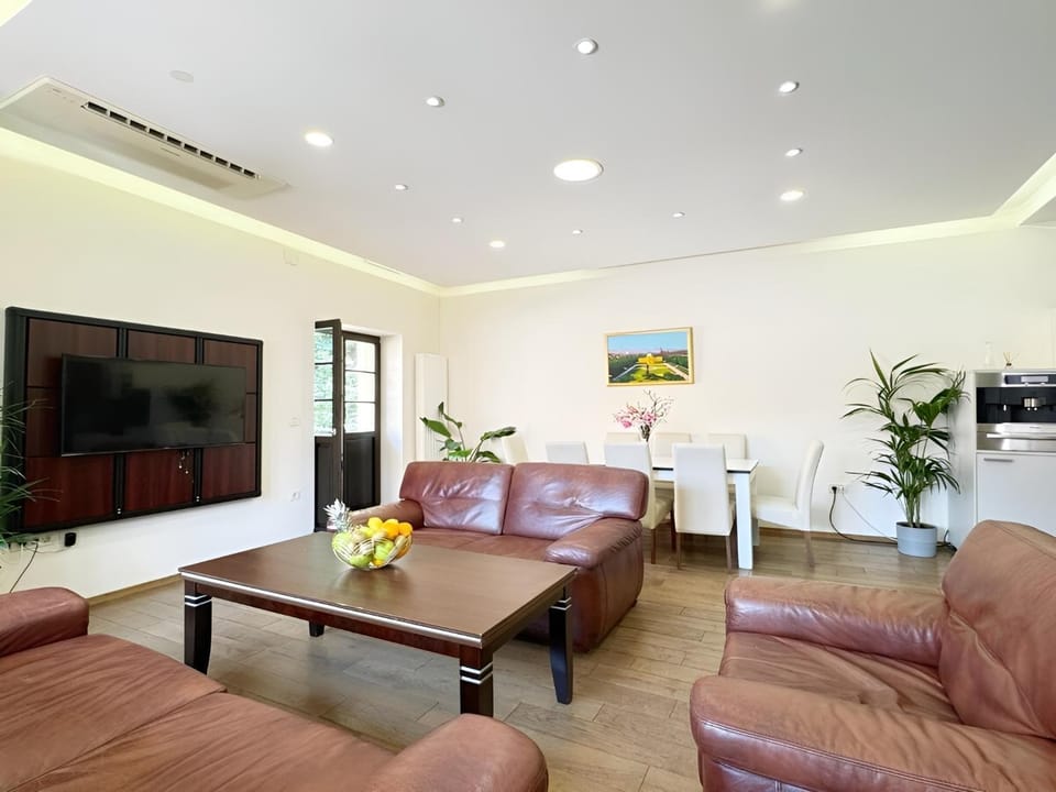 TV and multimedia, Living room, Dining area