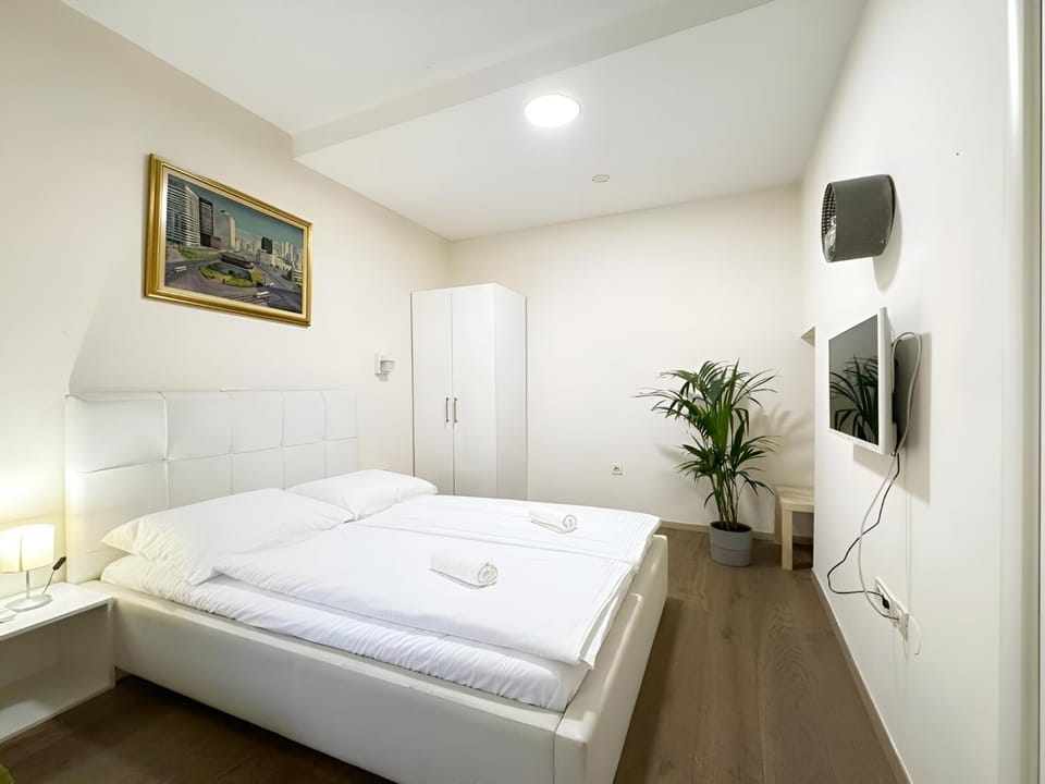 Bed, TV and multimedia, Bedroom, towels, wardrobe