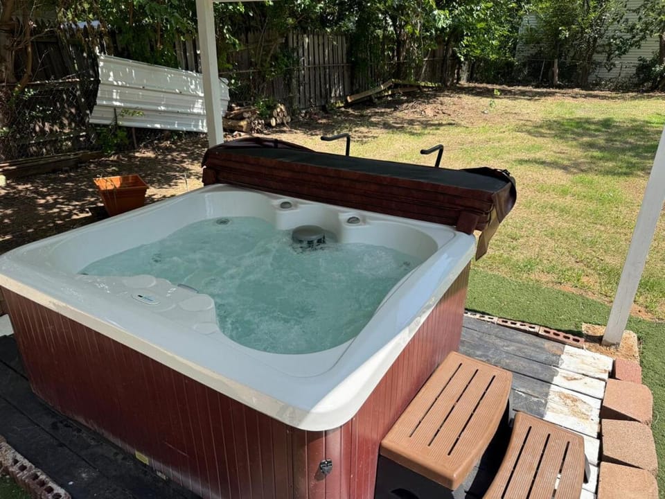 3BDR Comfort home Wt WiFi n Hottub House in Midwest City