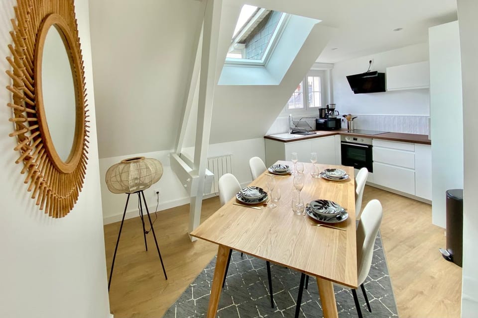 Coffee/tea facilities, Kitchen or kitchenette, Dining area, stove
