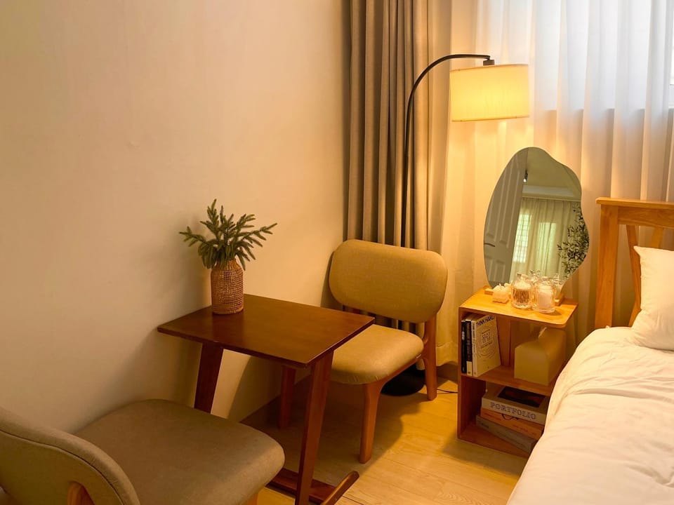 Photo of the whole room, Seating area, Bedroom