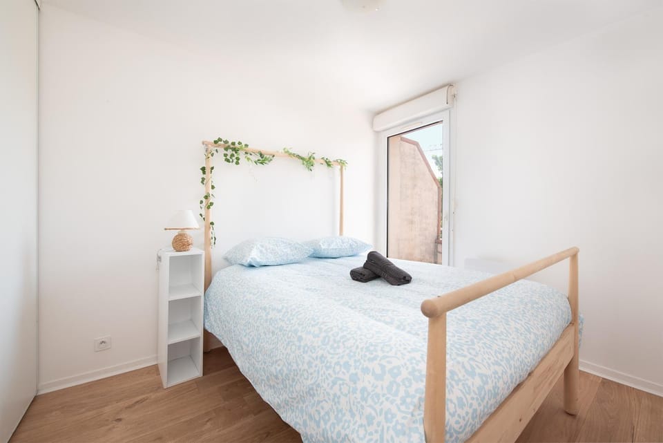 Bed, Photo of the whole room, Bedroom, towels