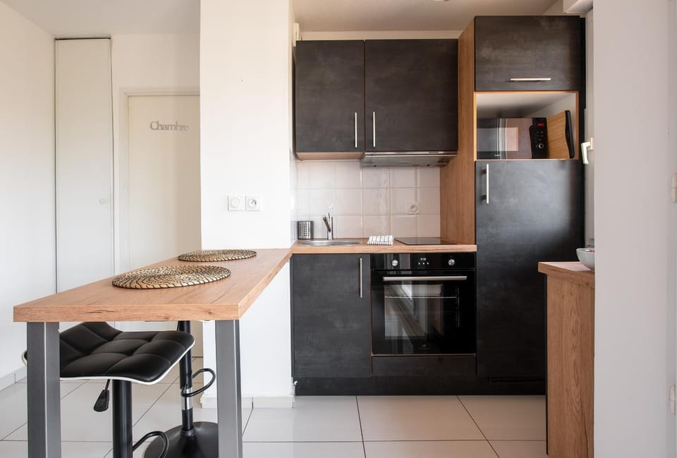 Kitchen or kitchenette, Dining area, oven, stove