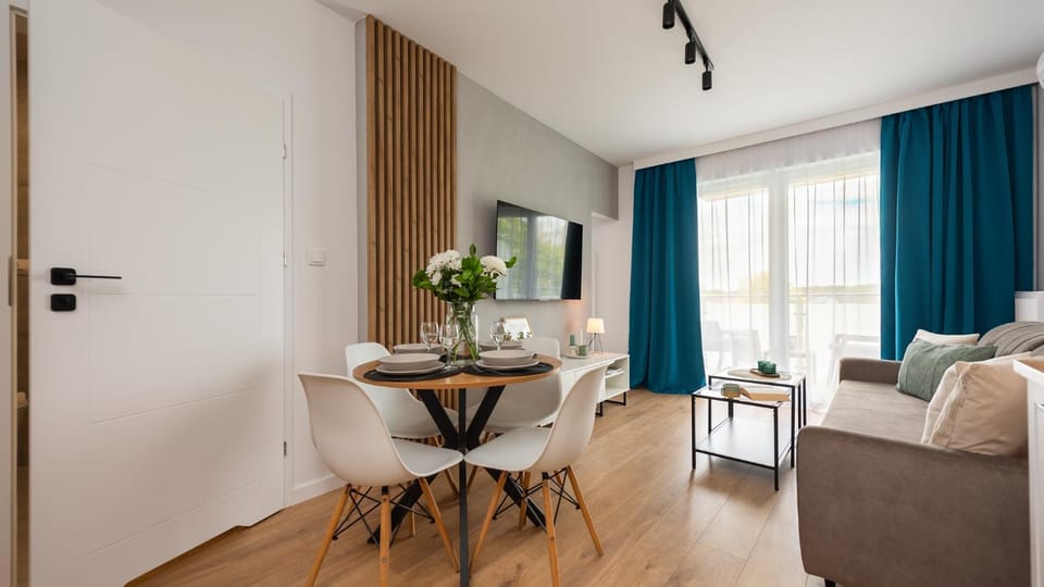 TV and multimedia, Living room, Photo of the whole room, Seating area, Dining area