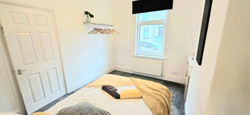 Bed, TV and multimedia, Bedroom, towels