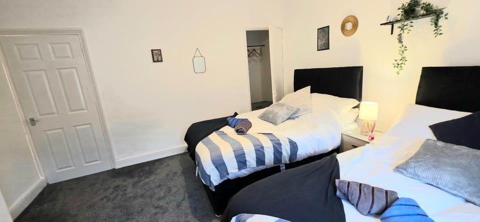 Bed, Bedroom, towels
