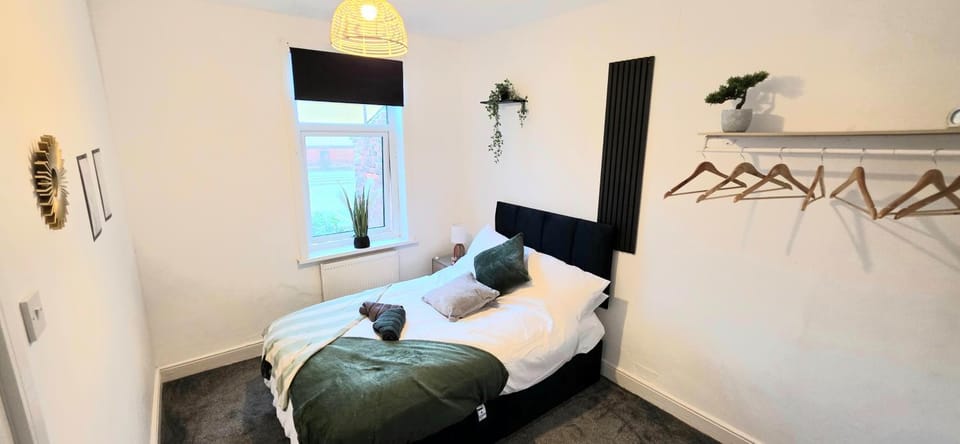 Bed, Bedroom, towels
