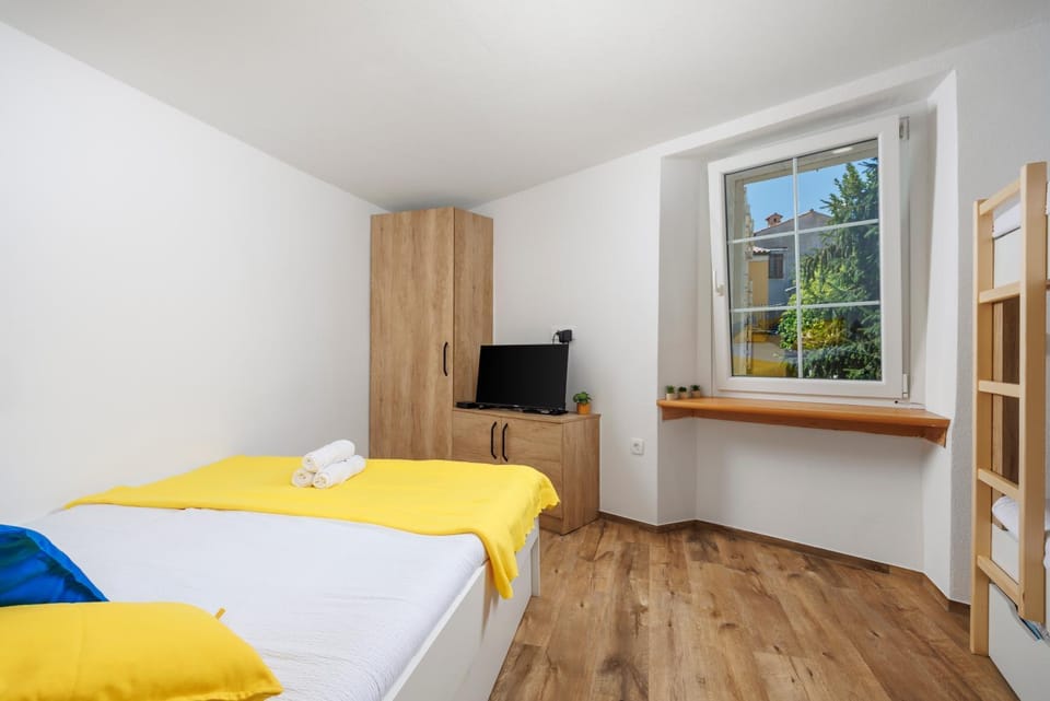 Bed, TV and multimedia, Photo of the whole room, Bedroom