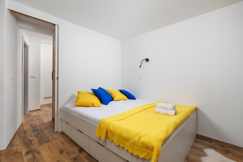 Bed, Photo of the whole room, Bedroom, towels