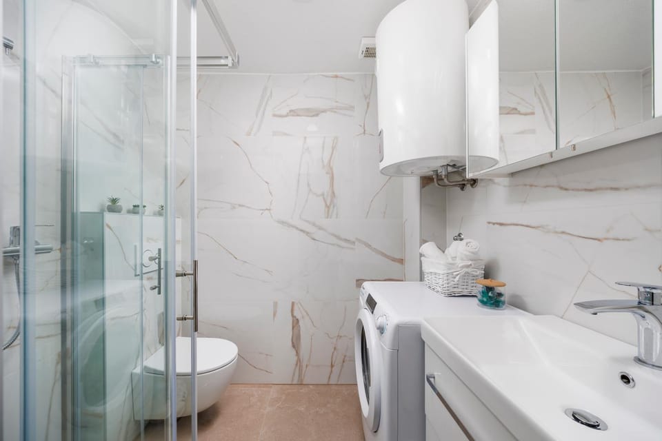 Shower, Toilet, Bathroom, towels