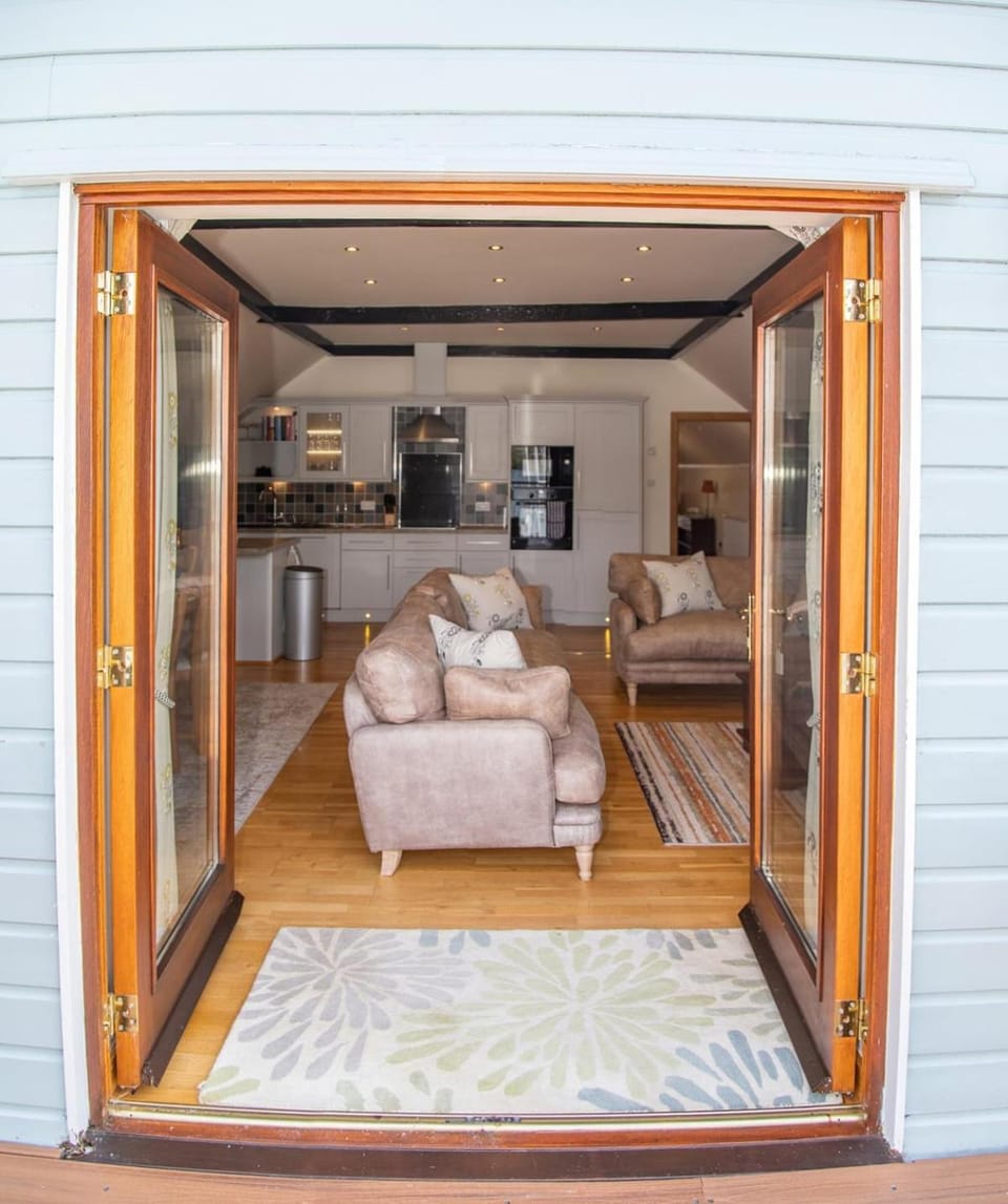 Osprey Boathouse - Luxury Lakeside retreat Apartment in Bowness-on-Windermere