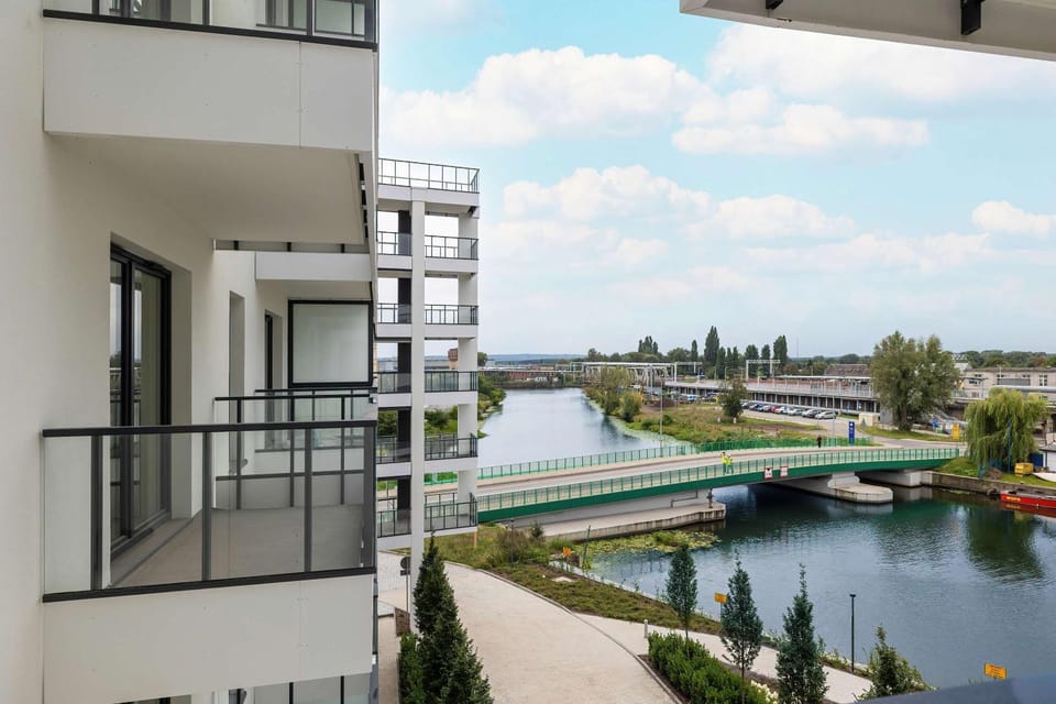 Property building, Day, View (from property/room), Balcony/Terrace, River view