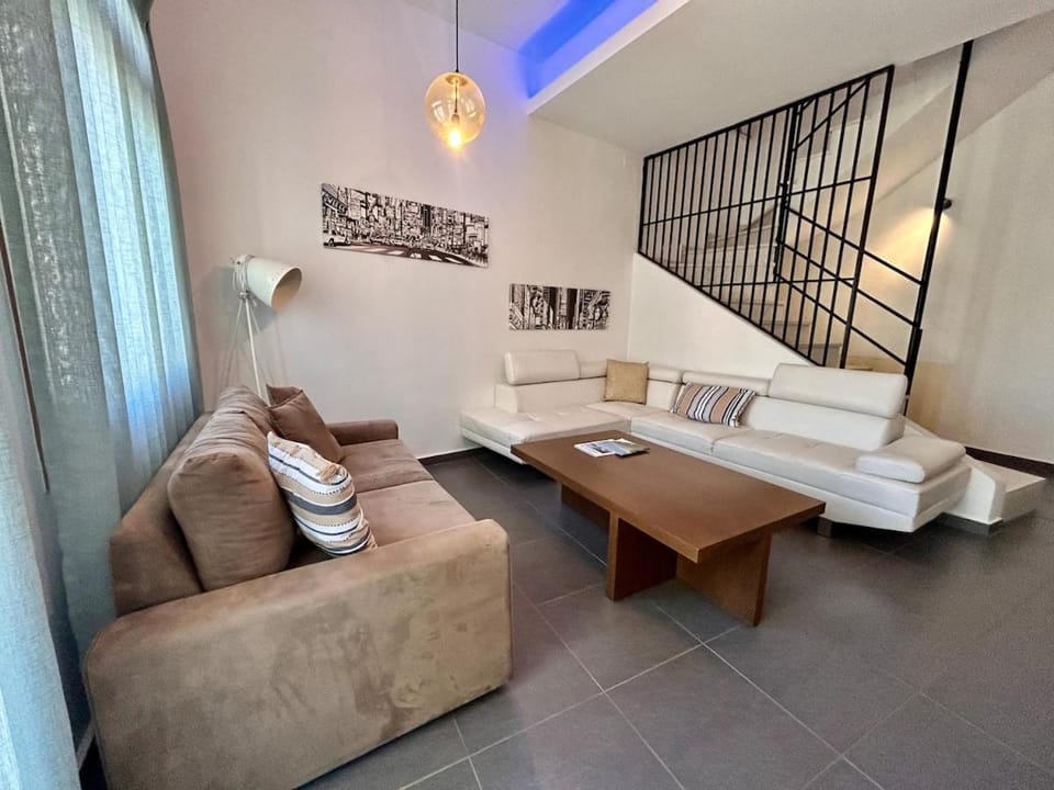 Photo of the whole room, Seating area
