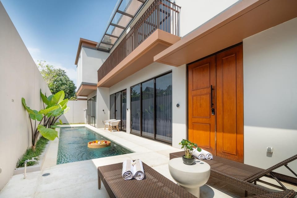 Property building, Balcony/Terrace, Swimming pool, Swimming pool, sunbed