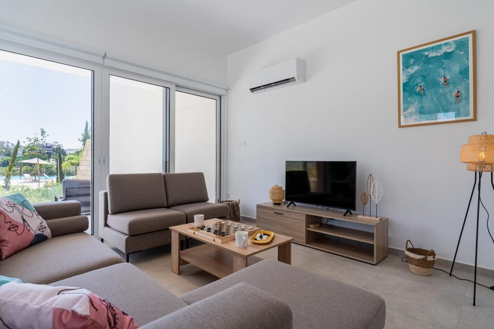 TV and multimedia, Living room, Seating area, air conditioner