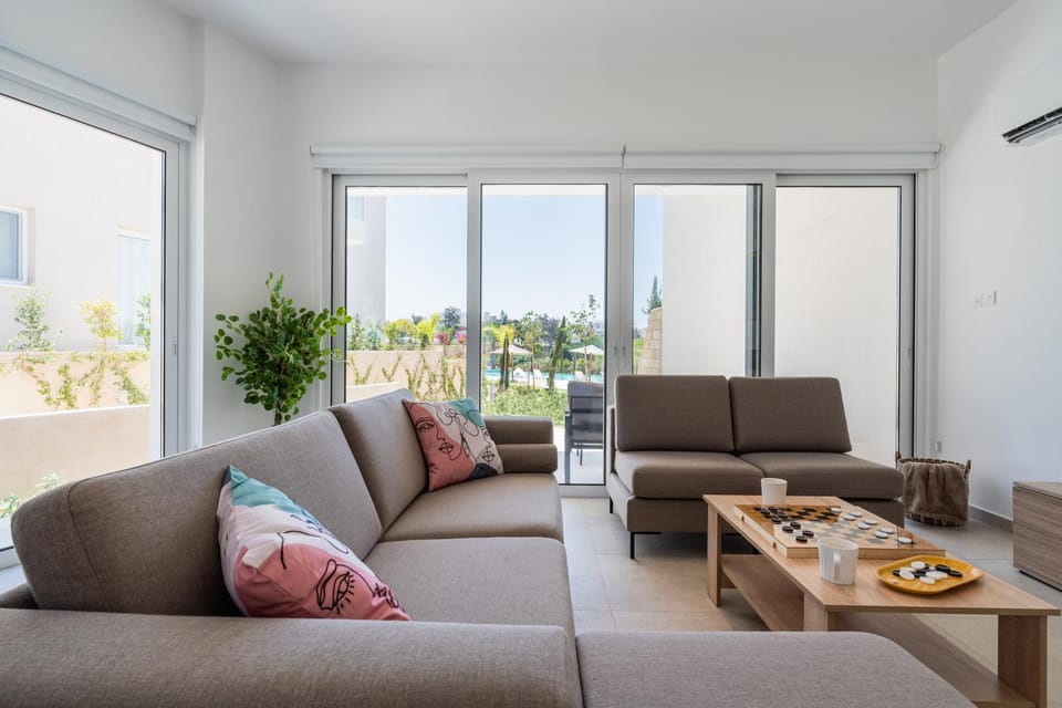 View (from property/room), Balcony/Terrace, Living room, Seating area, Dining area