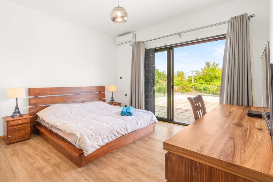 Bed, View (from property/room), Balcony/Terrace, Bedroom, towels