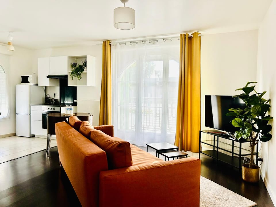 Communal lounge/ TV room, TV and multimedia, Kitchen or kitchenette, Seating area, Dining area, oven
