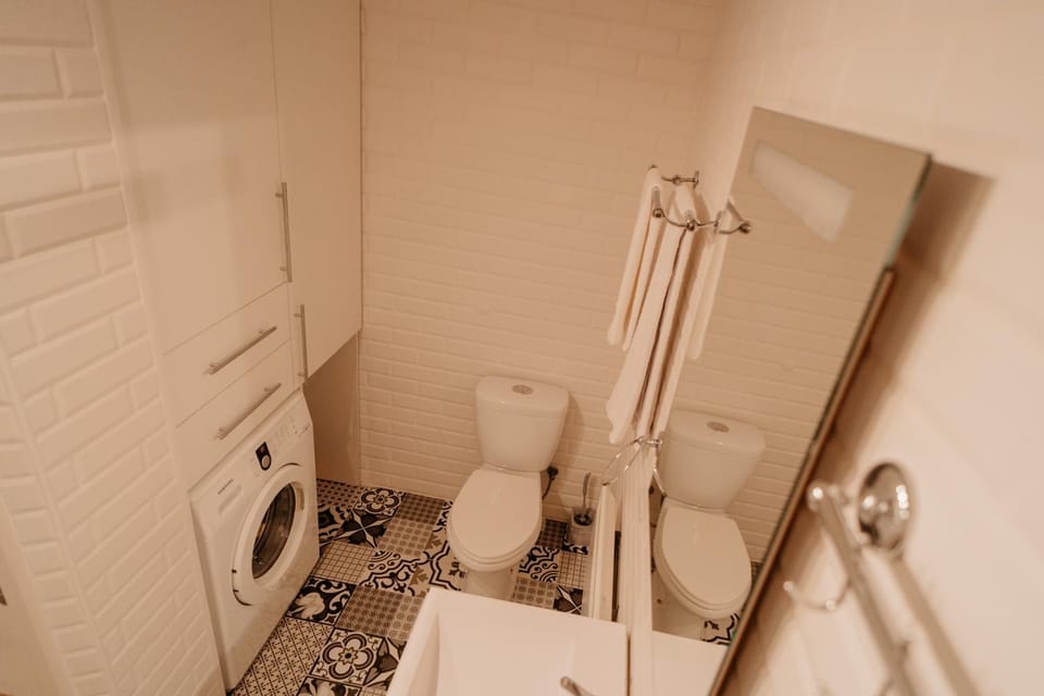 Toilet, bidet
