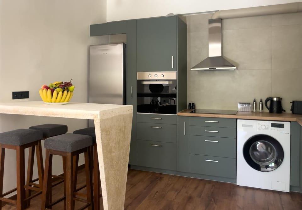 Kitchen or kitchenette, Dining area, washing machine