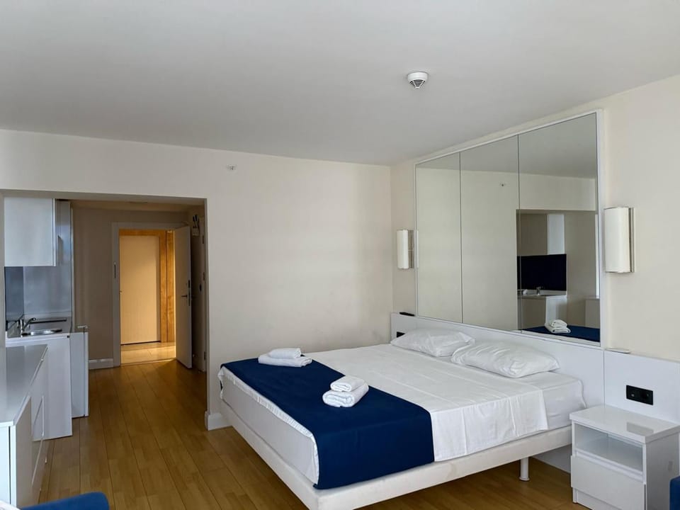 Bed, TV and multimedia, Photo of the whole room, Bedroom, towels, wardrobe