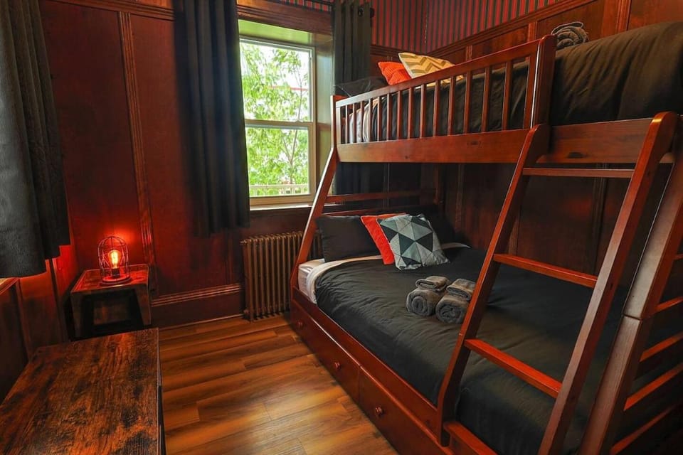 Royale 1918, 6bdr, game room, net, pool & more Chalet in Beaupre
