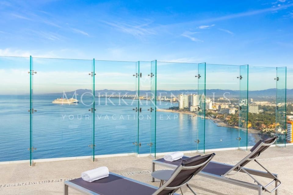 Patio, Day, Natural landscape, View (from property/room), Balcony/Terrace, City view, Sea view, sunbed