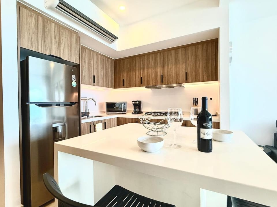 Coffee/tea facilities, Kitchen or kitchenette, Dining area, oven, stove, toaster